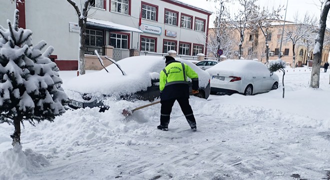 Doğu da kar esareti; 1373 köy yolu kapandı