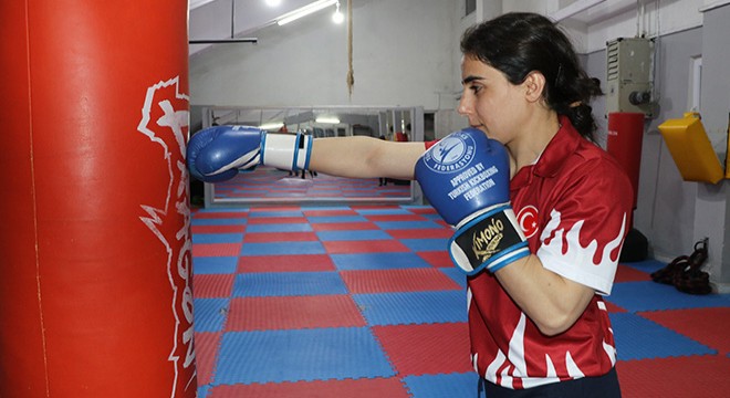 Kick boks sporcusu Zeynep, şampiyonluk için hazırlıklara başladı