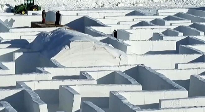 Dünyanın en büyük kar labirentine ziyaretçi akını