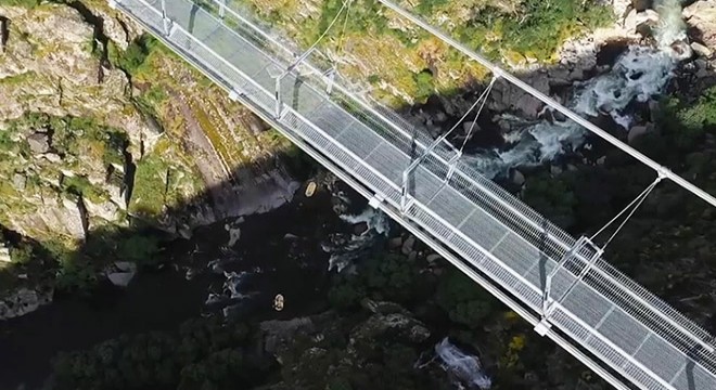 Dünyanın en uzun yaya asma köprüsü Portekiz de açıldı