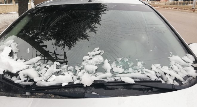 Düşen buz parçası, otomobilin camını kırdı
