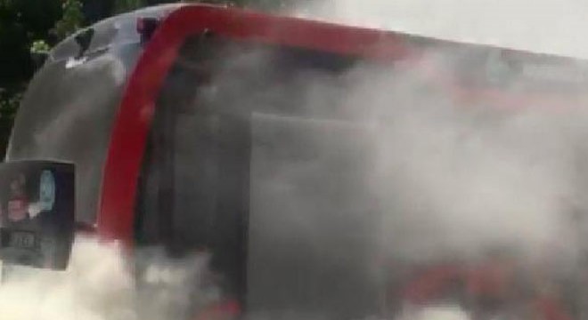 Elektrikli otobüsten çıkan duman korkuttu