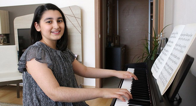 Elif Beste, anne karnındaki kardeşine piyano çalıyor