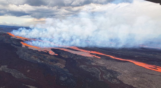 En geniş yanardağ Havai’de lav püskürmeye başladı