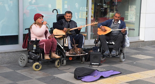 Engelli 3 arkadaş müzikle hayata tutunuyor
