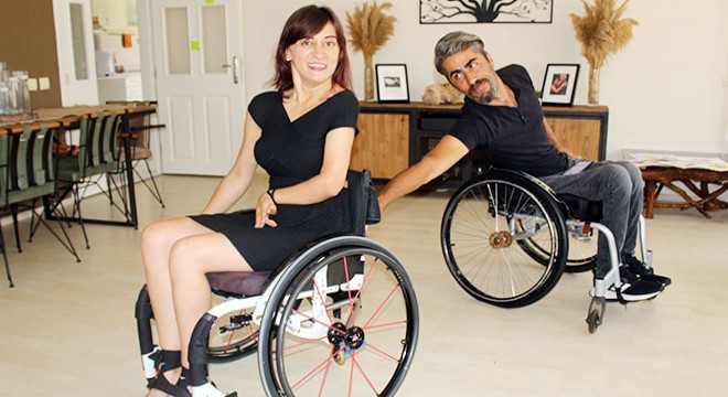 Engelli çift, dansı salonlarına taşıdı