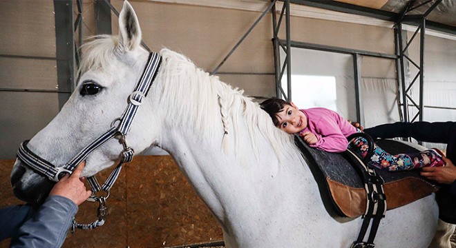Engelli çocuklara atlı terapi