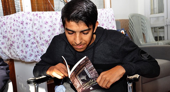 Engelli genç, cep telefonu kullanarak kitap yazdı