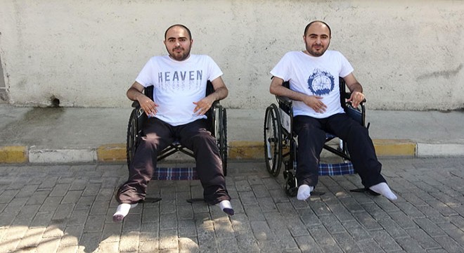 Engelli ikizler, yapılan asansörle yıllar sonra dışarı çıktı