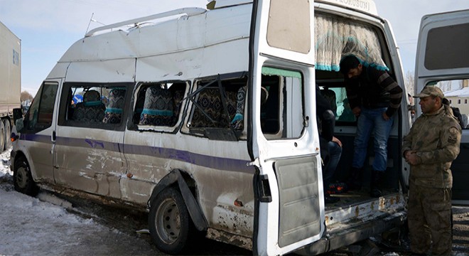 Erciş te TIR ile yolcu minibüsü çarpıştı: 1 i ağır 10 yaralı
