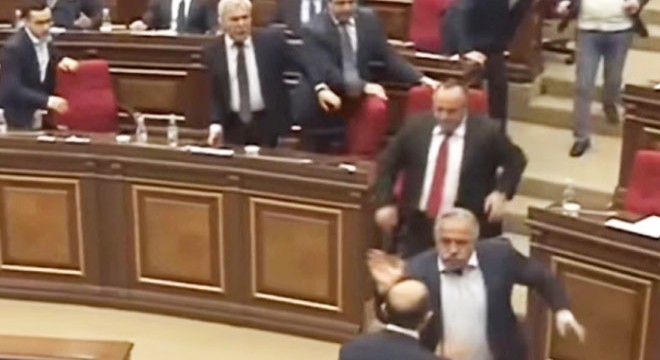 Ermenistan Parlamentosu’nda yumruklu kavga