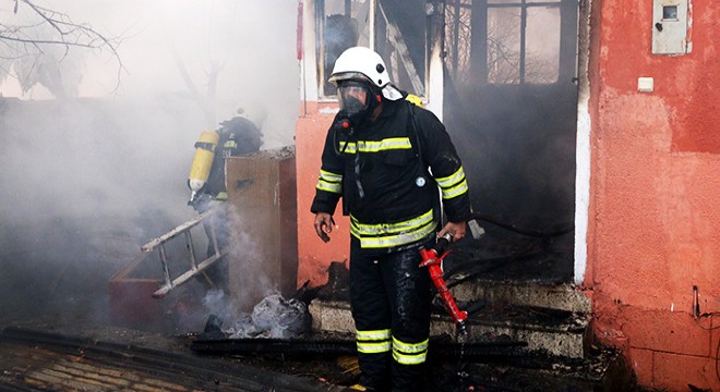 Erzincan da ev yangını; 3 kişi hastanaye kaldırıldı