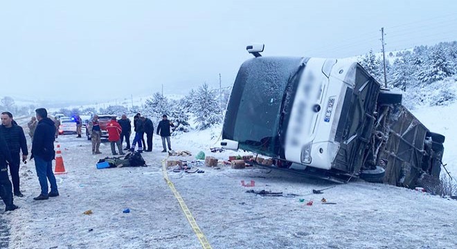 Erzincan da otobüs devrildi: 2 ölü, 21 yaralı