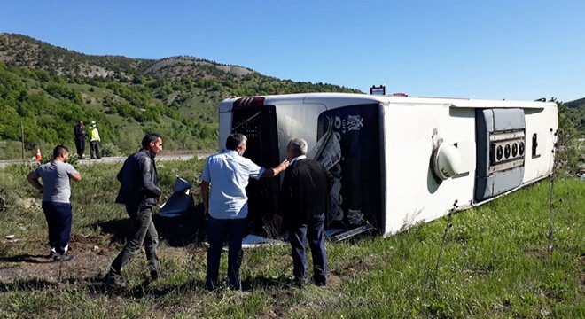 Erzincan da yolcu otobüsü devrildi: 1 i  ağır 19 yaralı