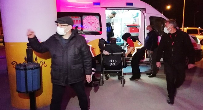 Erzincan da yolcu otobüsü devrildi: 1 ölü, 33 yaralı