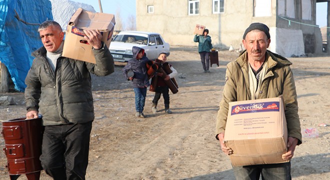 Erzurum da depremzedelere çadır, soba ve gıda desteği