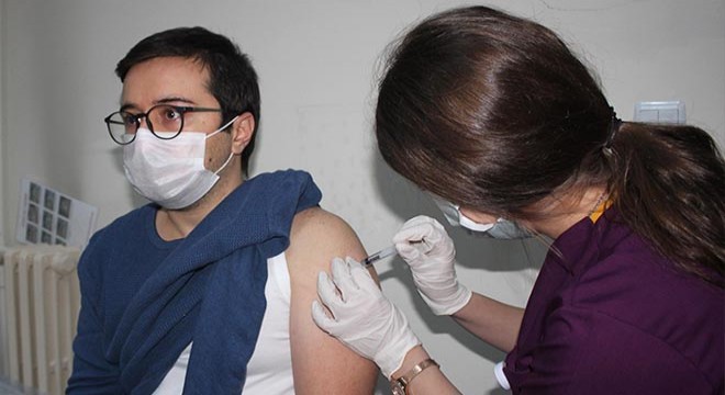 Erzurum da sağlık çalışanları, aşı olmaya başladı