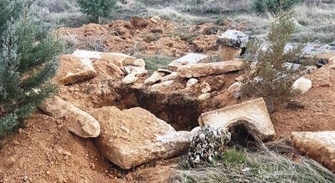 Eski mezarlarda kazı yapan 2 kişi yakalandı