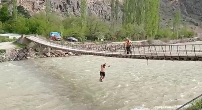 Eski milli güreşçi kuzenler, asma köprüden Çoruh Nehri ne atladı