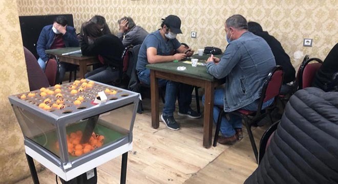 Eskişehir de 55 kişi dernekte kumar oynarken yakalandı