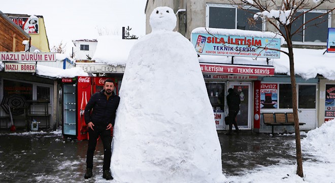 Esnaf 2 metrelik kardan adam yaptı