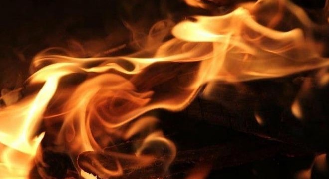 Evde çıkan yangında 2 bebekten biri öldü