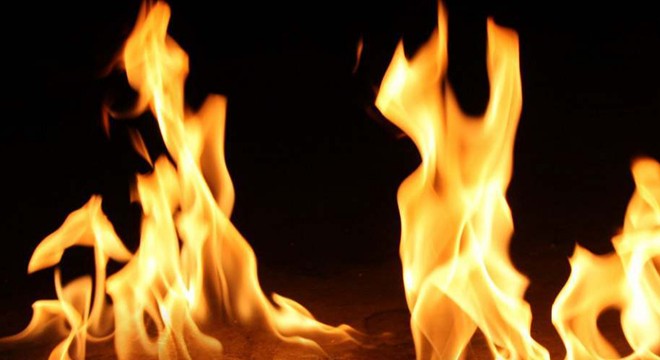 Evde çıkan yangında 2 çocuk dumandan etkilendi