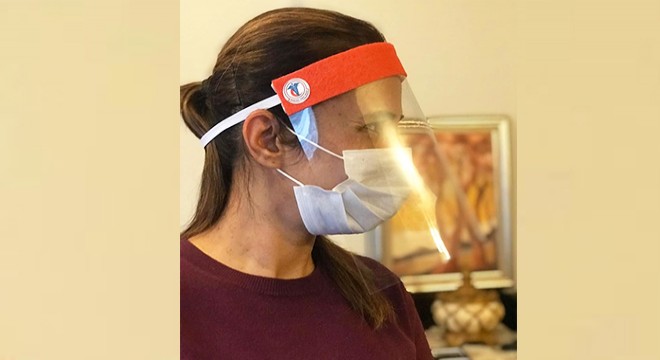 Evde sağlıkçılar için koruyucu siperlik maske üretiyor