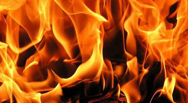 Evdeki yangında biri bebek 4 kişi, dumandan etkilendi