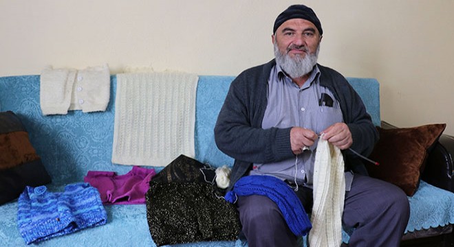 Evden çıkamayan 67 yaşındaki adam, kazak örüyor
