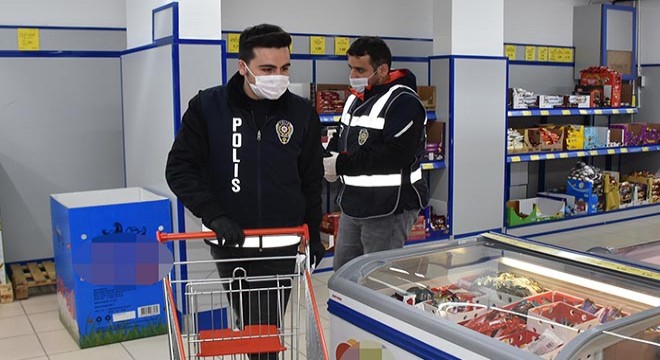 Evden çıkamayan vatandaşın market alışverişini polis yaptı