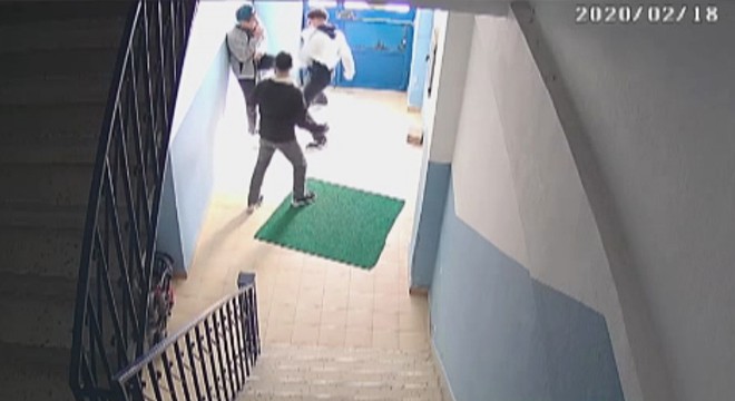 Eve girmeden önce kavga eden hırsızlar kamerada