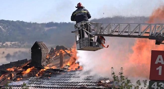 Evin çatısında çıkan yangın 1,5 saatte söndürüldü