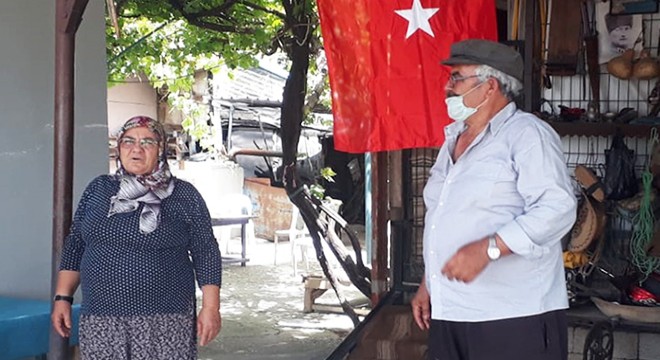 Evinden çıkamayan aileye Türk bayrağı