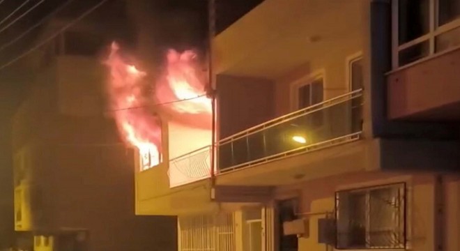 Evini ateşe veren baba öldü, oğlu yaralandı