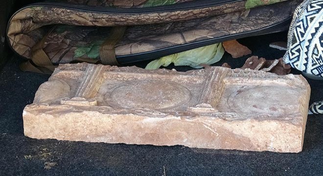 Evinin bahçesinde Roma döneminden kalma taş buldu