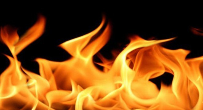 Evlerinde çıkan yangından etkilenen 2 kişiyi komşuları kurtardı