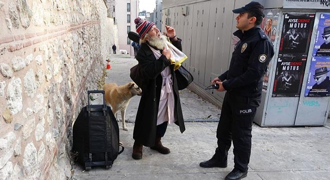 Evsiz adamın valizi polisi alarma geçirdi