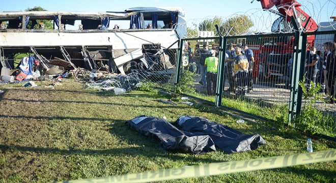 Fabrika işçilerinin otobüsü devrildi: 2 ölü, 12 yaralı