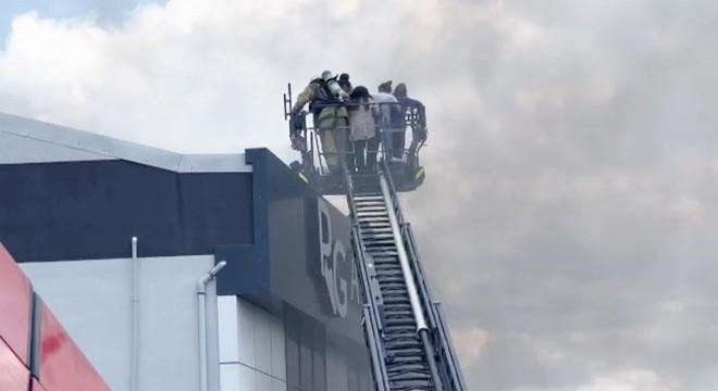 Fabrikada yangın; İşçiler çatıda mahsur kaldı