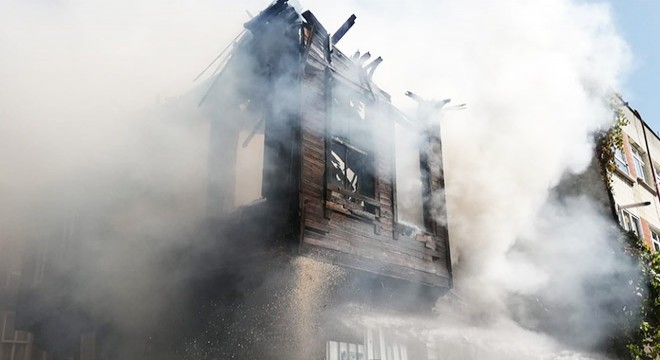 Fatih te metruk binada yangın