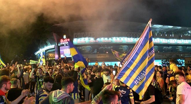 Fenerbahçeli taraftarlar kupa zaferini kutladı
