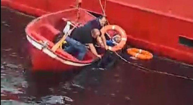 Feribottan denize atlayan yolcuyu kurtarma operasyonu
