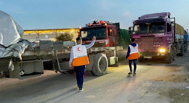 Filistin Kızılayı, insani yardım yüklü 100 kamyonu teslim aldı