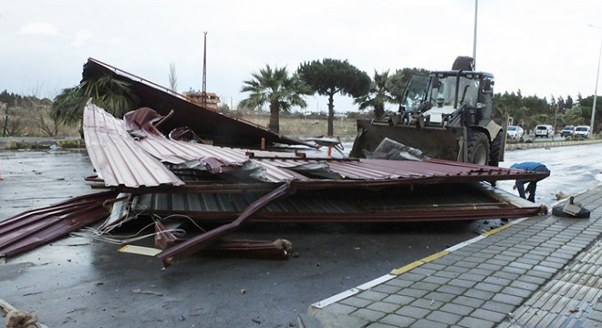 Fırtına, 5 katlı binanın çatısını uçurdu