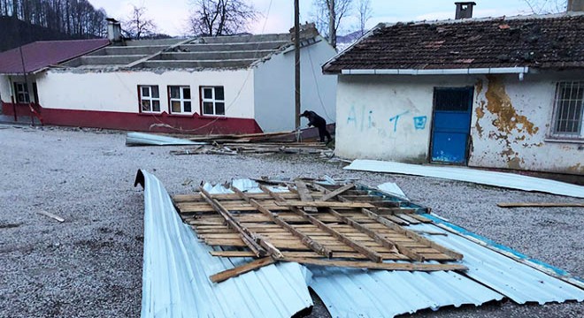 Fırtına çatıları uçurdu; okullar tatil edildi