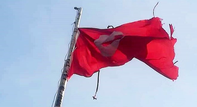Fırtınada yırtılan Türk bayrağı yenilendi