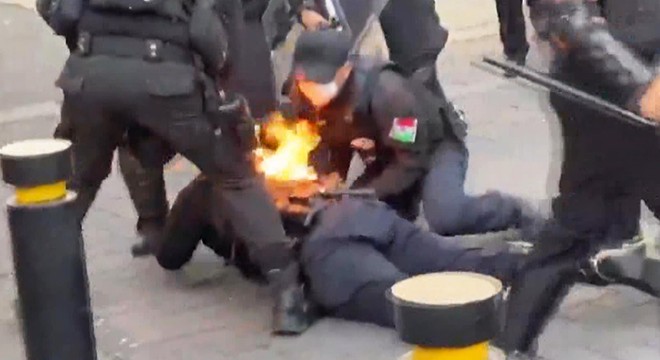 Floyd protestolarına katılan eylemciler polisi ateşe verdi