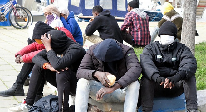 Foça açıklarında geri itilen 42 göçmen kurtarıldı