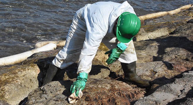 Foça kıyılarında petrol atıkları için başlatılan çalışmalar sürüyor